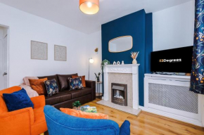 NEW! Spacious 2-bed home in Chester City-Centre by 53 Degrees Property, ideal for Couples & Small groups, Great Location - Sleeps 5